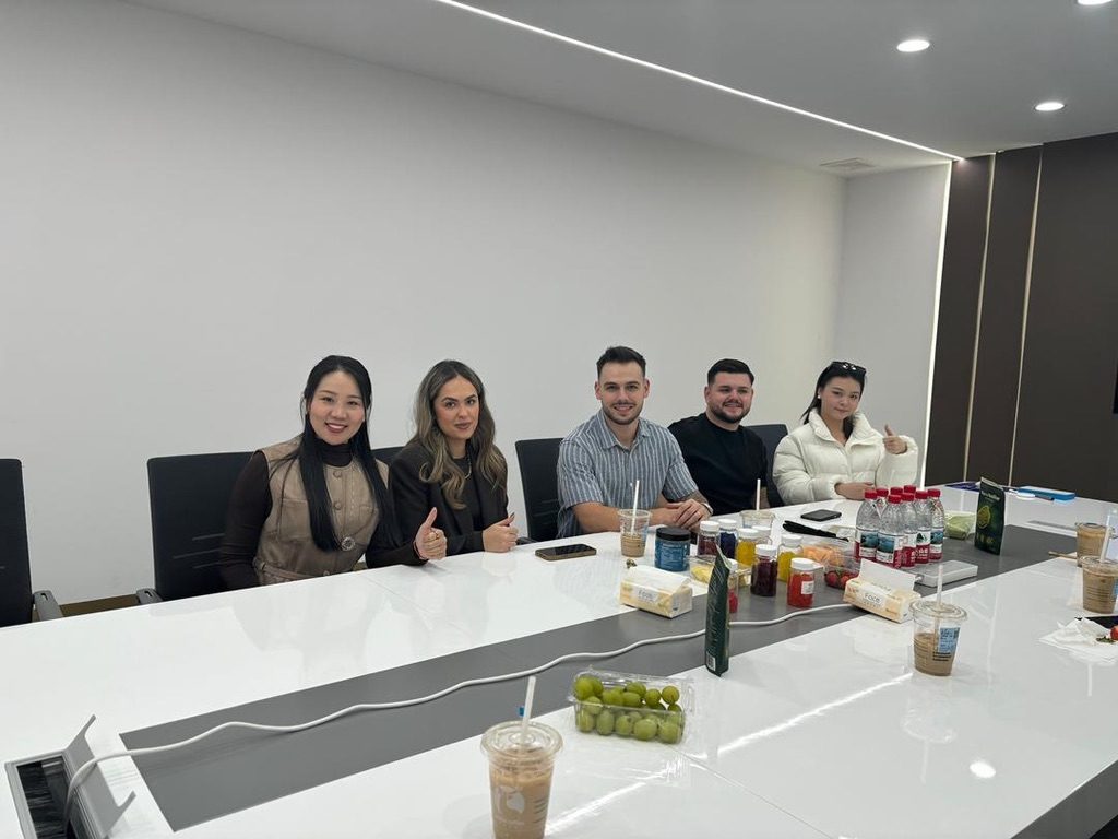 Innovarex-Team am Konferenztisch mit dem Lieferanten in China