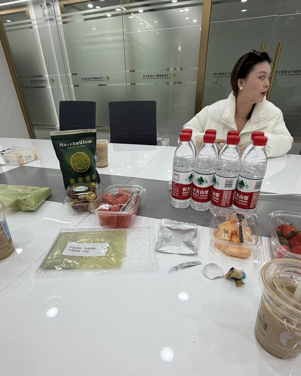 Matcha-Muster und Verpackungen beim Lieferanten auf dem Tisch