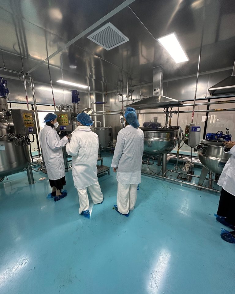 Produktionshalle einer Supplement-Fabrik in China mit Edelstahltanks