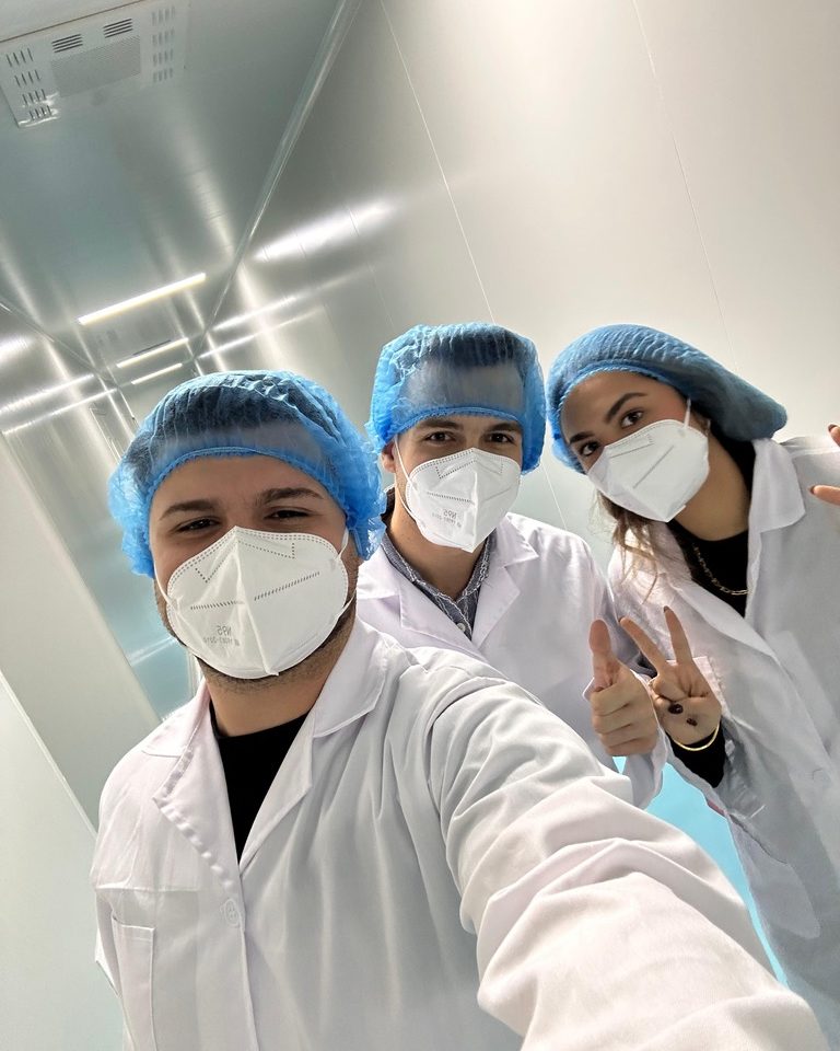 Innovarex-Team in Schutzkleidung bei der Qualitätskontrolle in einer Supplement-Produktion in China
