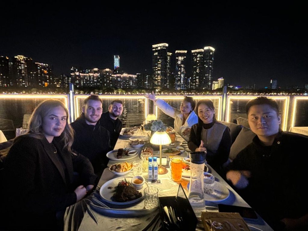 Innovarex-Team mit Partnern in China am Abend vor der Skyline